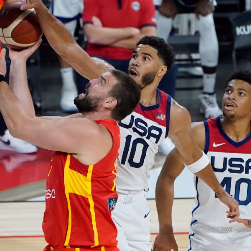 Jayson Tatum tapona a Marc Gasol en el amistoso entre el Team USA y España disputado en Las Vegas.