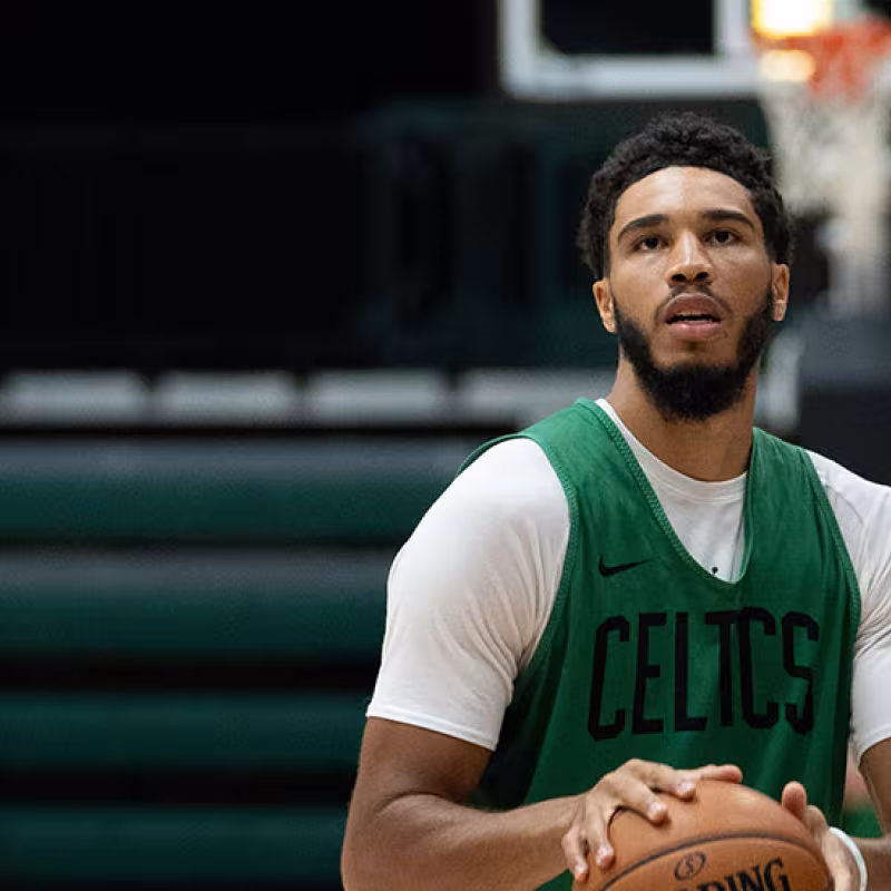 Jayson Tatum entrenando con los Boston Celtics.