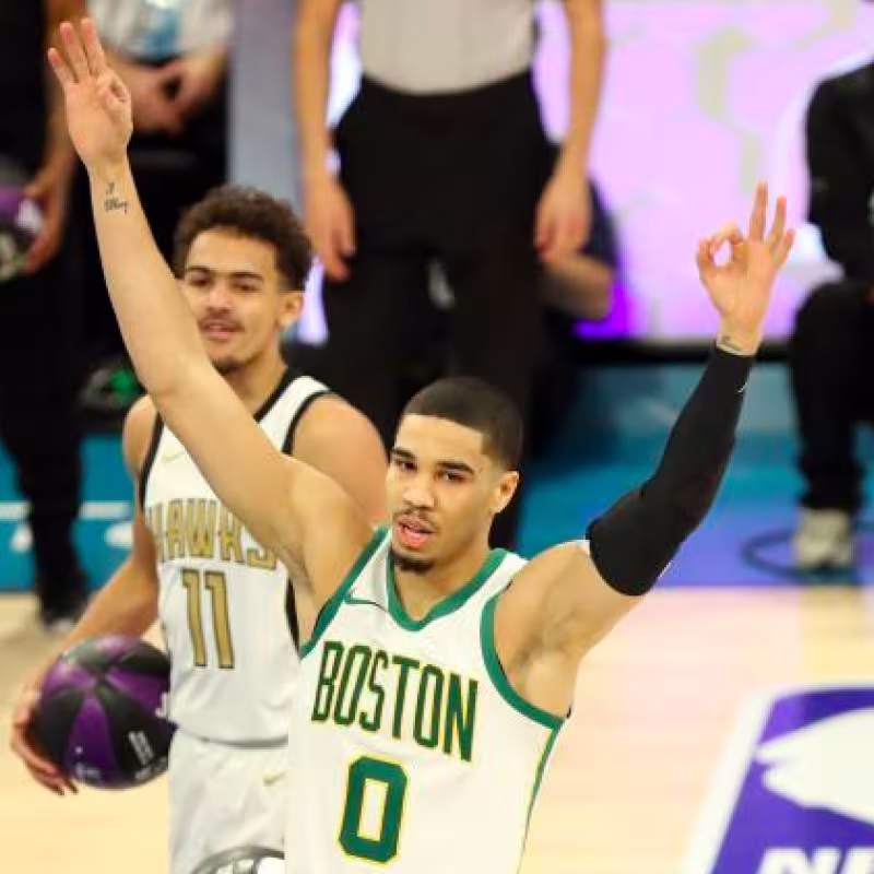 Jayson Tatum, jugador de los Celtics, venció a Young.
