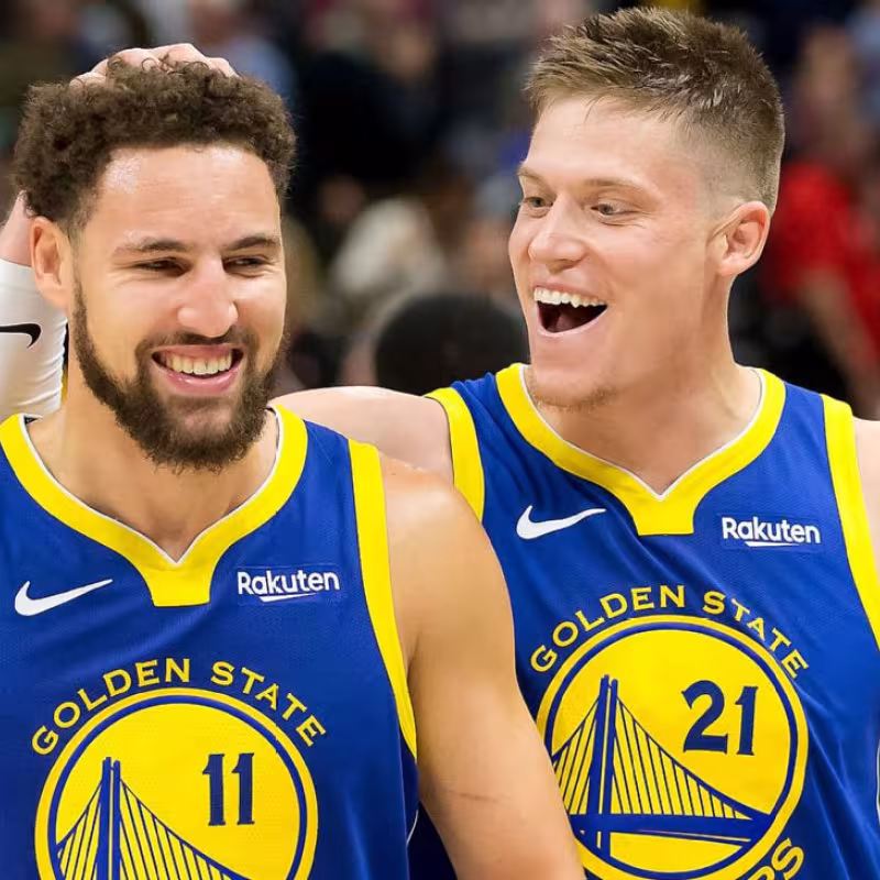 Jonas Jerebko, con Klay Thompson. Foto: @warriors