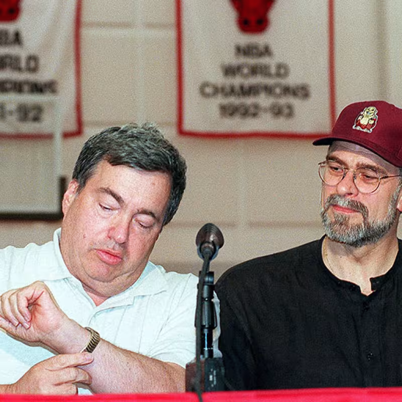 Jerry Krause, el que fuera GM de los Bulls, junto al por entonces entrenador Phil Jackson.
