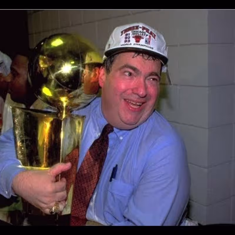 Krause abrazando el trofeo de la NBA, uno de los seis que ganó. Foto: nba.com