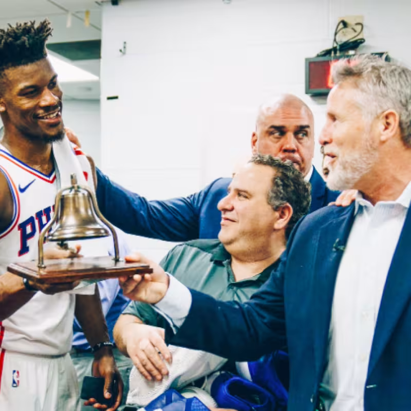 Jimmy Butler, recibiendo la campana de Filadelfia.
