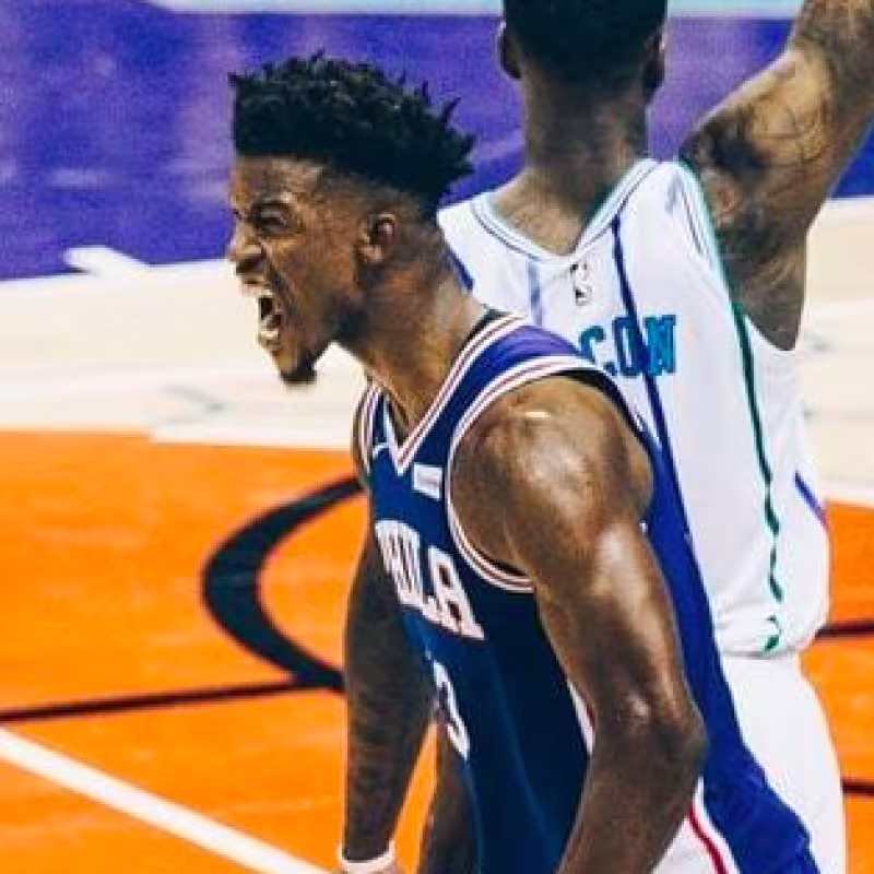 Jimmy Butler celebra una canasta.