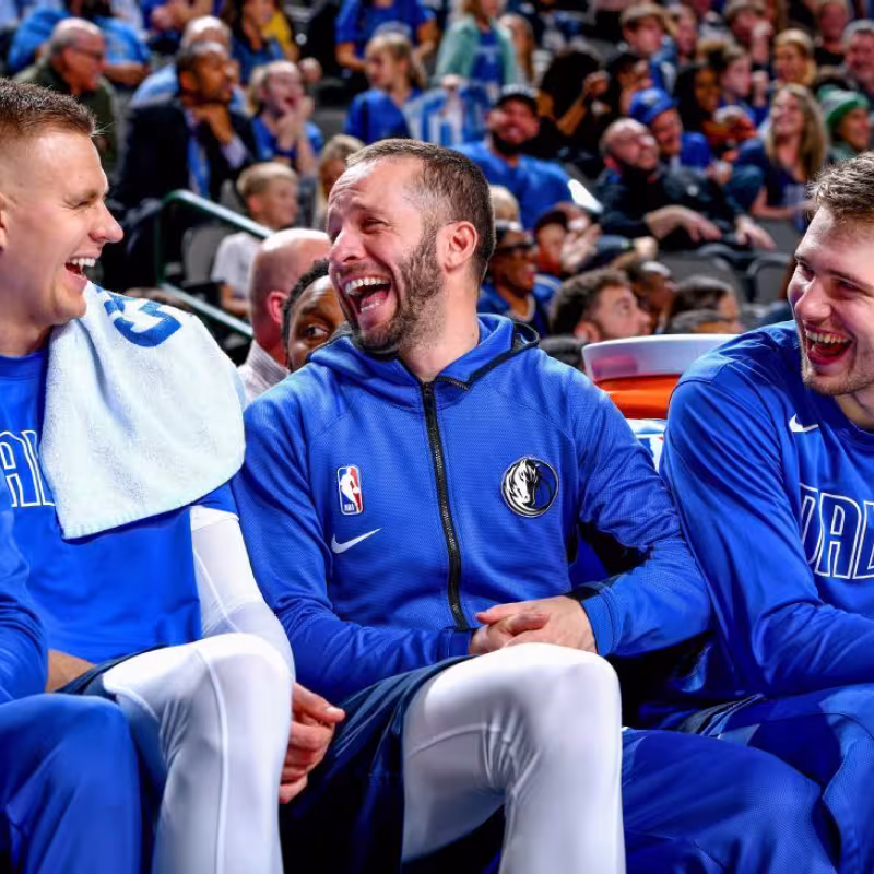JJ Barea,junto a Doncic y Porzingis.