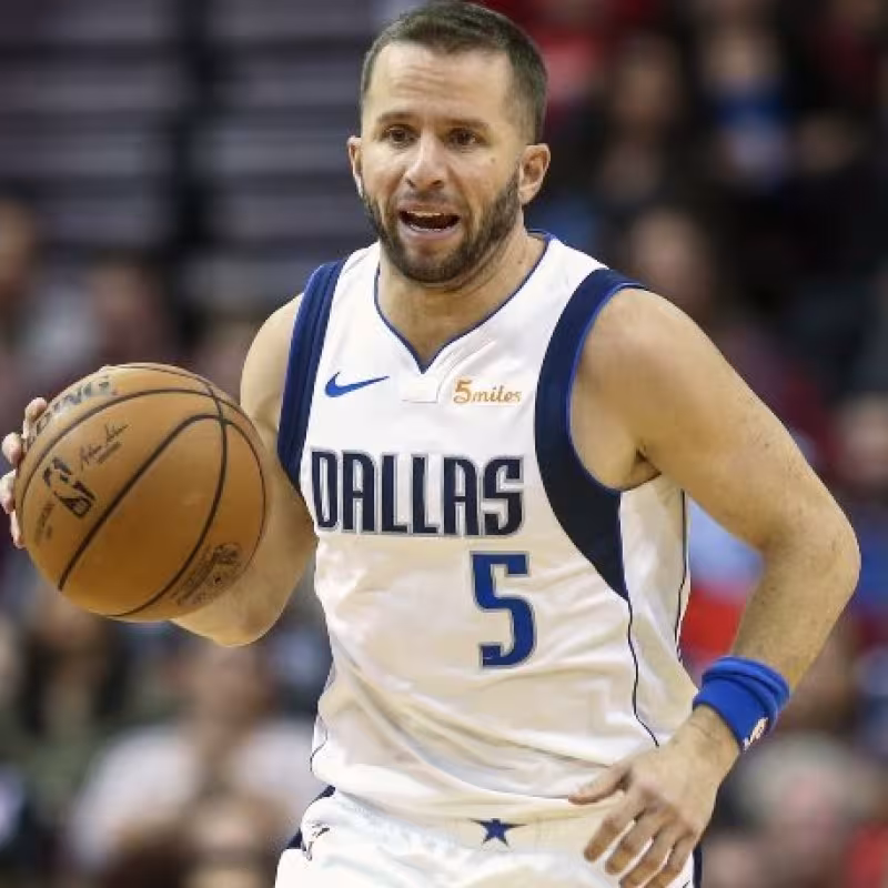 JJ Barea celebra con efusividad una canasta.
