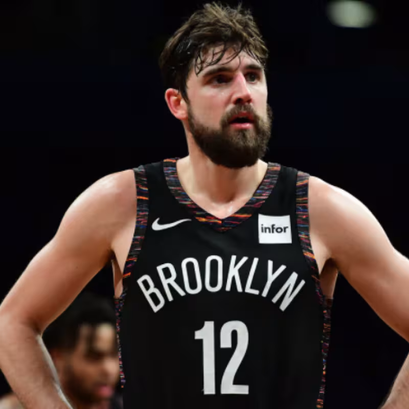 Joe Harris, manos en jarra "Foto: NBA.com"