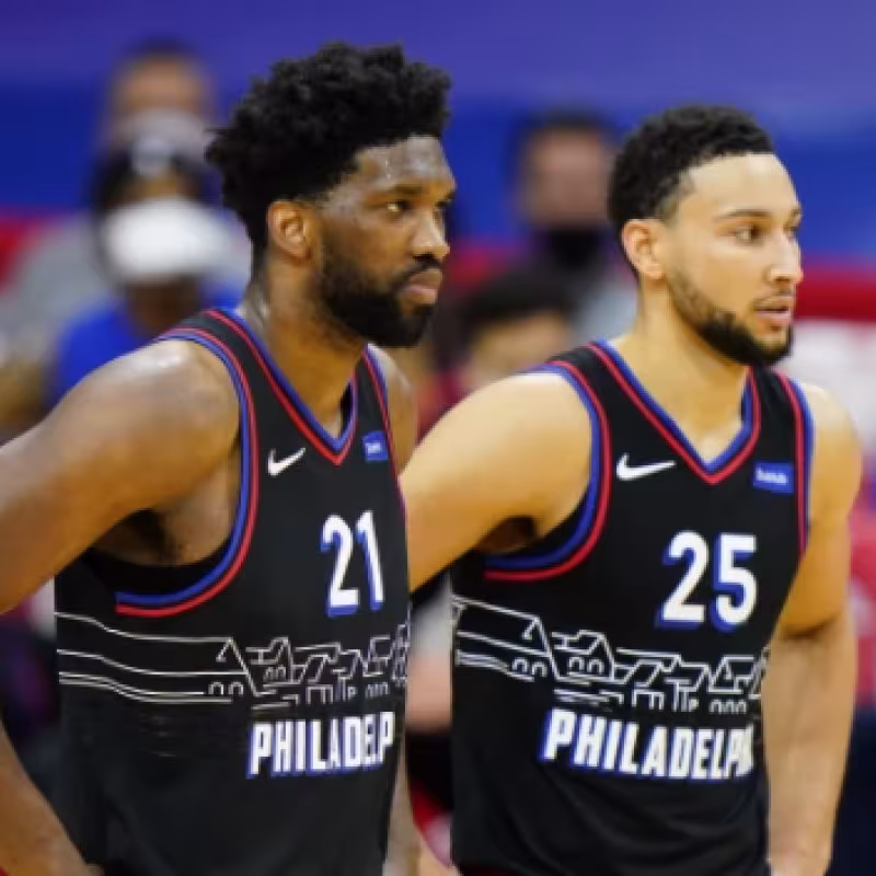 Joel Embiid y Ben Simmons, estrellas de Philadelphia 76ers.