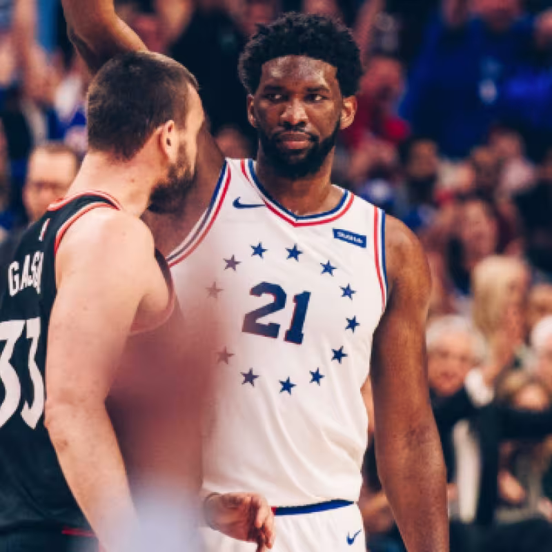 Joel Embiid y Marc Gasol tuvieron un duelo caliente.