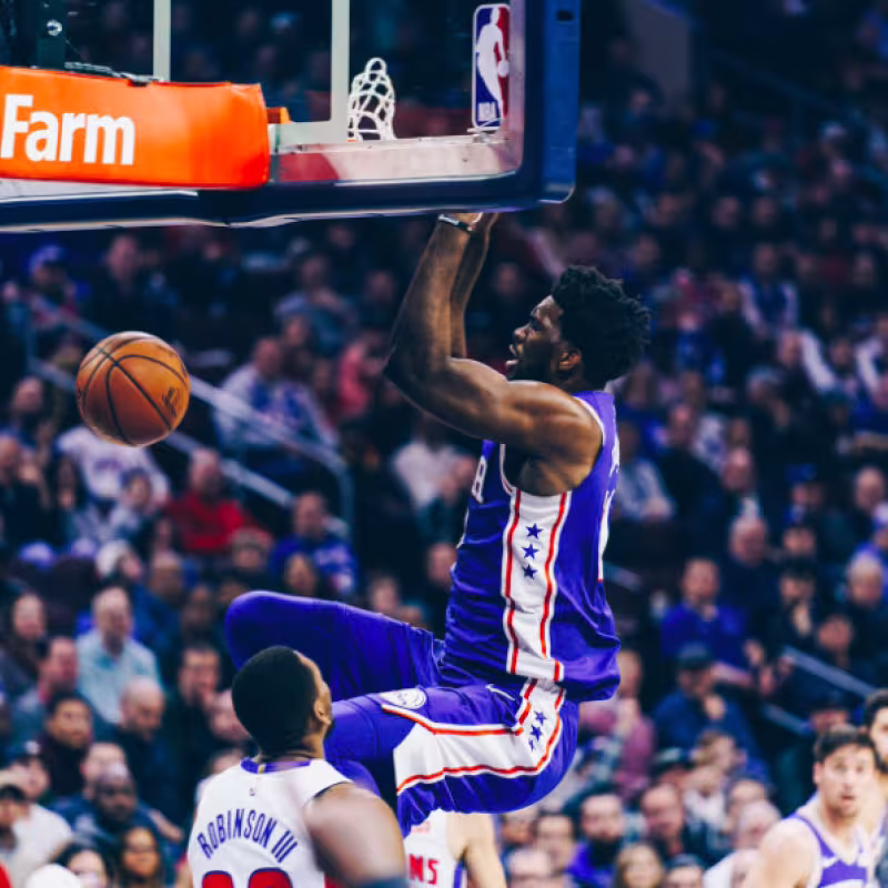 Jimmy Butler se retira lesionado en la victoria de los Sixers ante los Pistons