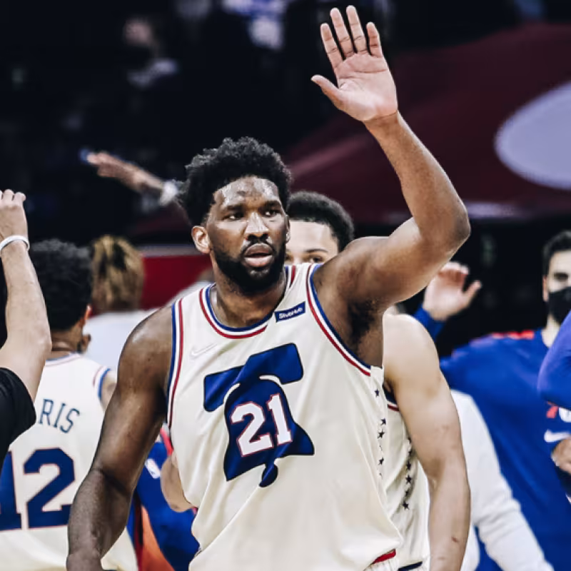 Embiid puede con Irving y los Sixers someten a unos Nets en cuadro