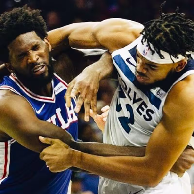 Joel Embiid y Karl Anthony Towns, en plena pelea.