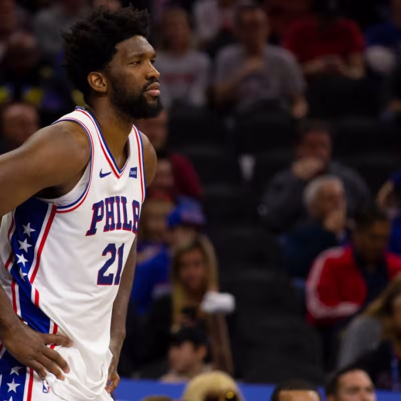 La NBA sigue impasible, multa a Embiid por gestos obscenos en el partido ante Hawks