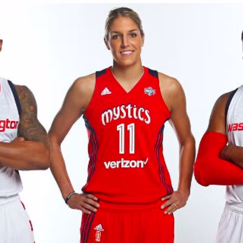 Elena Delle, entre Bradley Beal y John Wall.