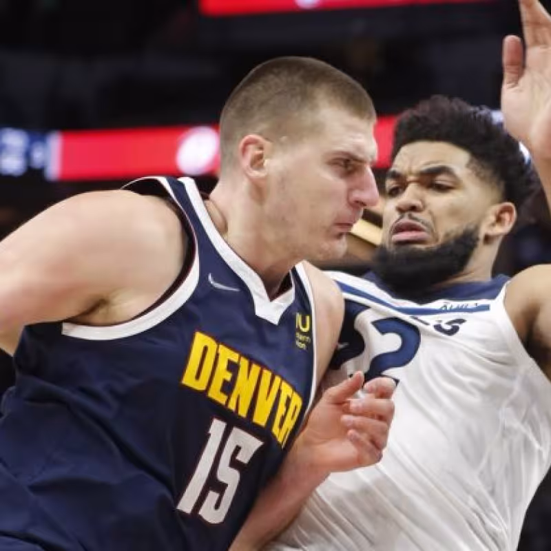 Nikola Jokic vs. Karl-Anthony Towns en un Nuggets-Wolves. 