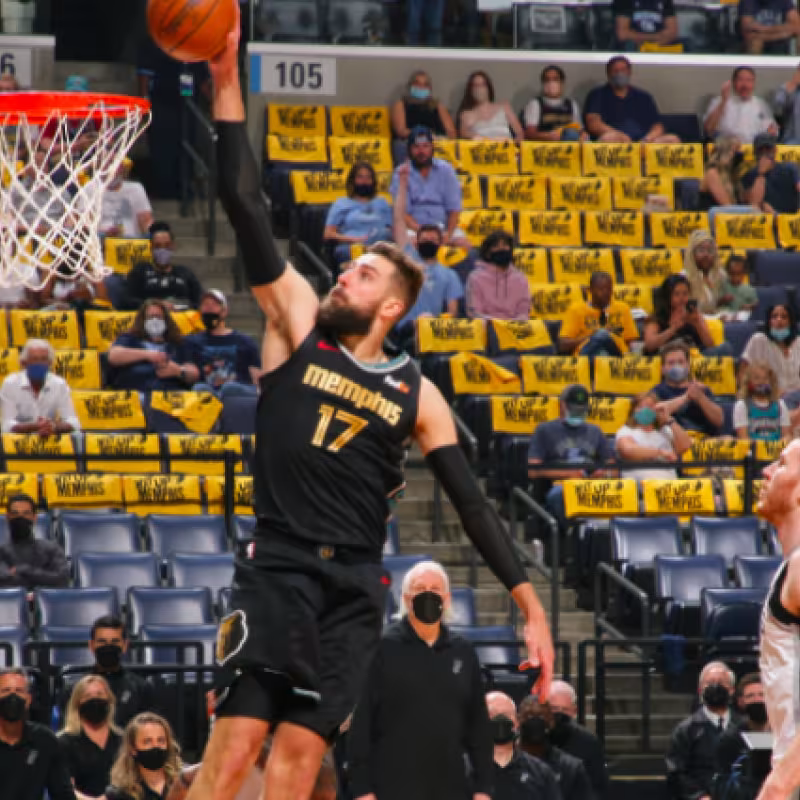 Jonas Valanciunas, atacando el aro de los Wizards.