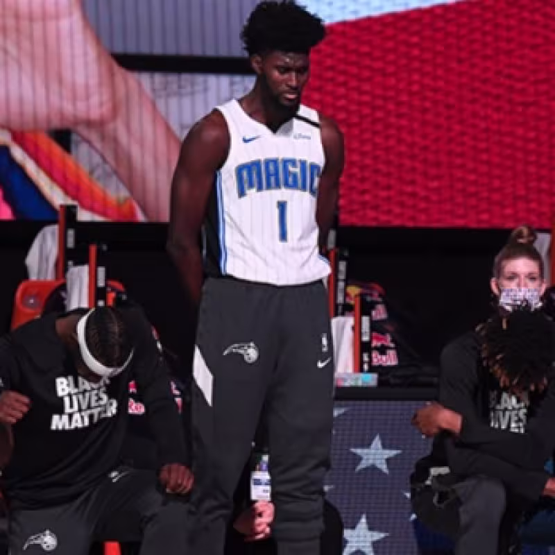 Jonathan Isaac no se arrodilló durante el himno de EEUU.