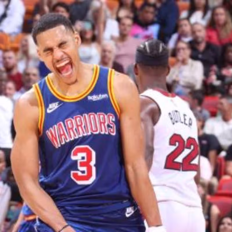 Jordan Poole maneja el balón con la camiseta de los de Oakland "Foto: Getty Images"
