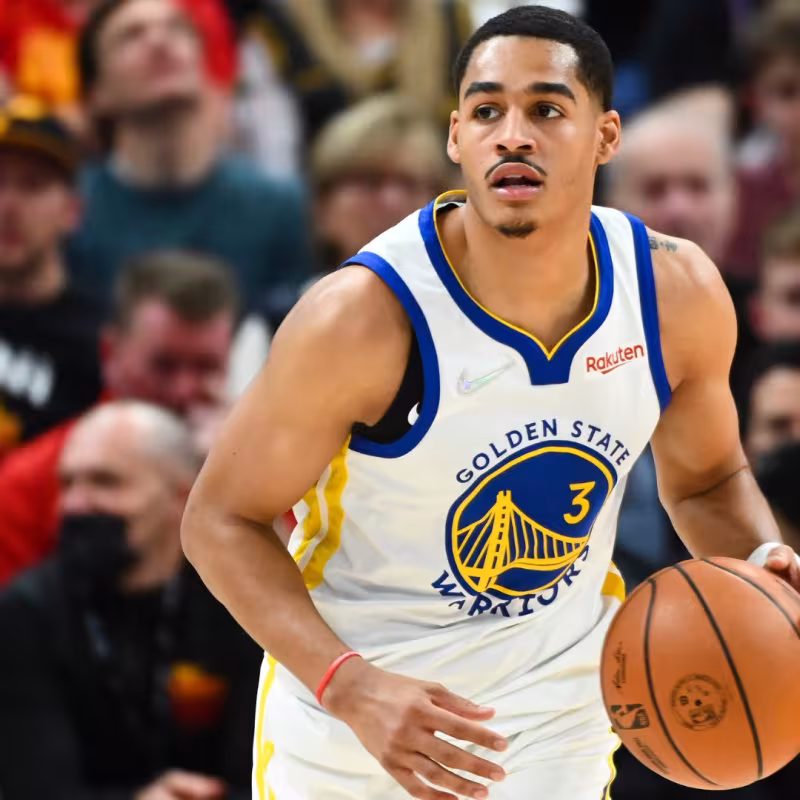 Jordan Poole y Draymond Green, jugadores de Golden State Warriors.