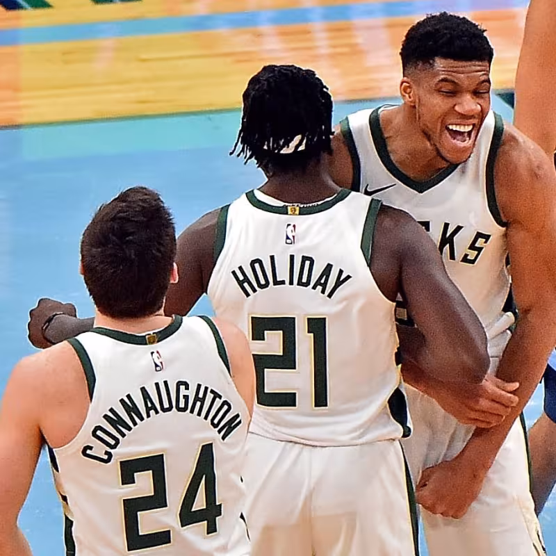Vídeo: Jrue Holiday le sirve en bandeja la victoria a los Bucks sobre Memphis con un Game Winner