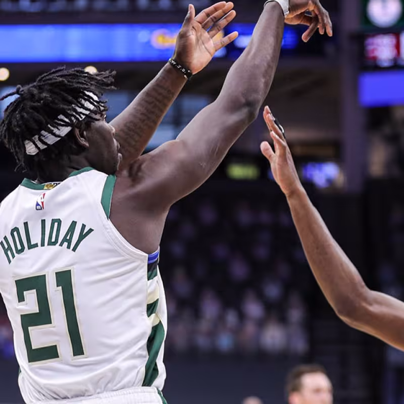 Jrue Holiday lidera el triunfo por la mínima de unos Bucks sin Giannis ante Sacramento Kings (129-128)