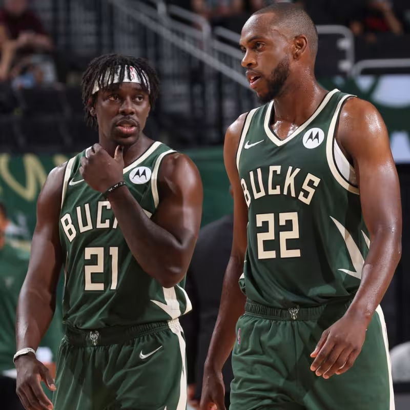 Jrue Holiday y Khris Middleton, jugadores de Milwaukee Bucks.