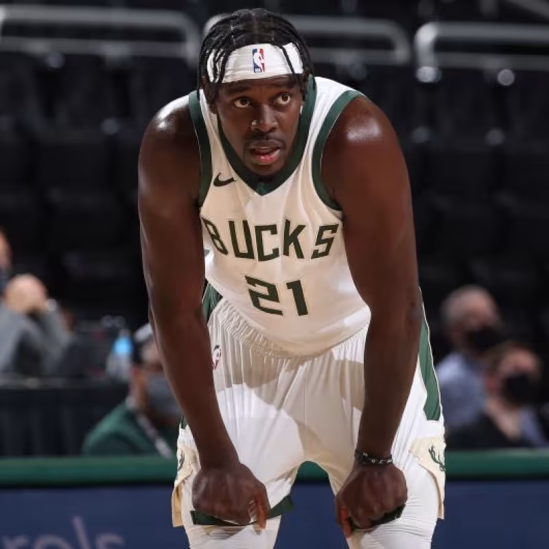 Milwaukee Bucks recupera a Jrue Holiday después de estar fuera 10 partidos por los protocolos COVID-19