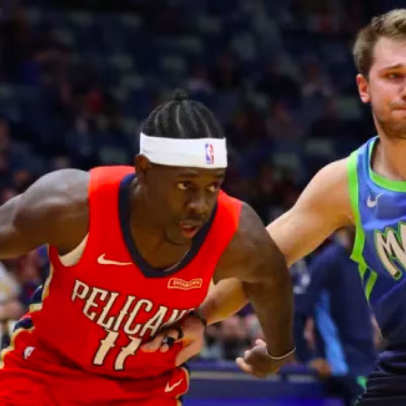 Jrue Holiday, frente a Luka Doncic en un Pelicans-Mavs.