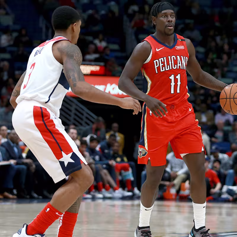Jrue Holiday y Bradley Beal enfrentándose en un partido.