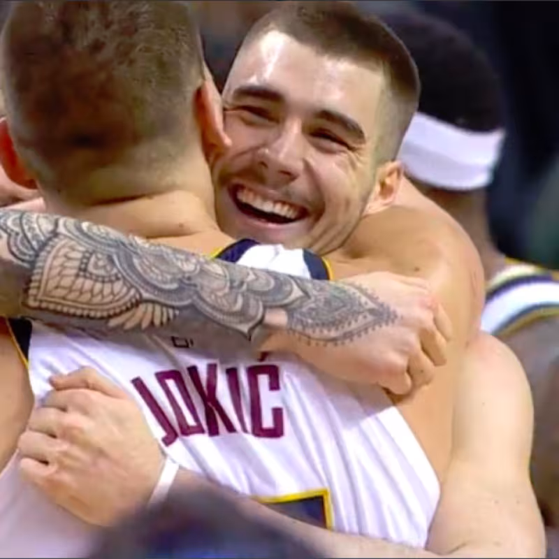 Juancho Hernangómez abraza a Nikola Jokic tras el partido ante los Raptors.