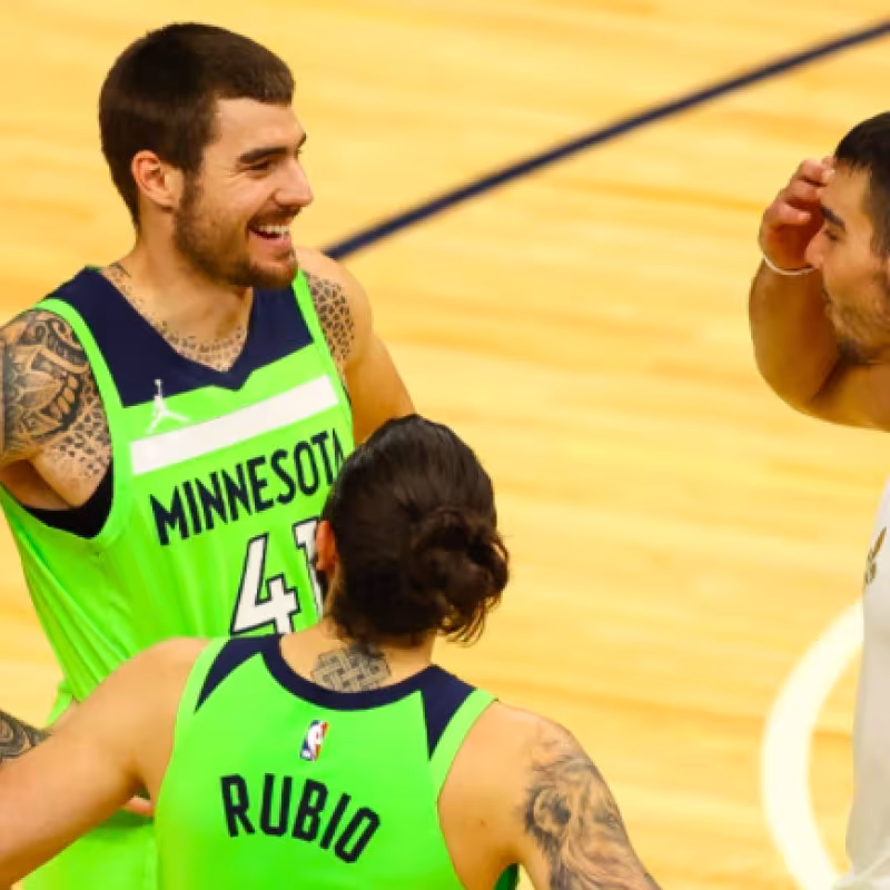 Juancho, Willy y Ricky Rubio, en el Pelicans-Wolves.