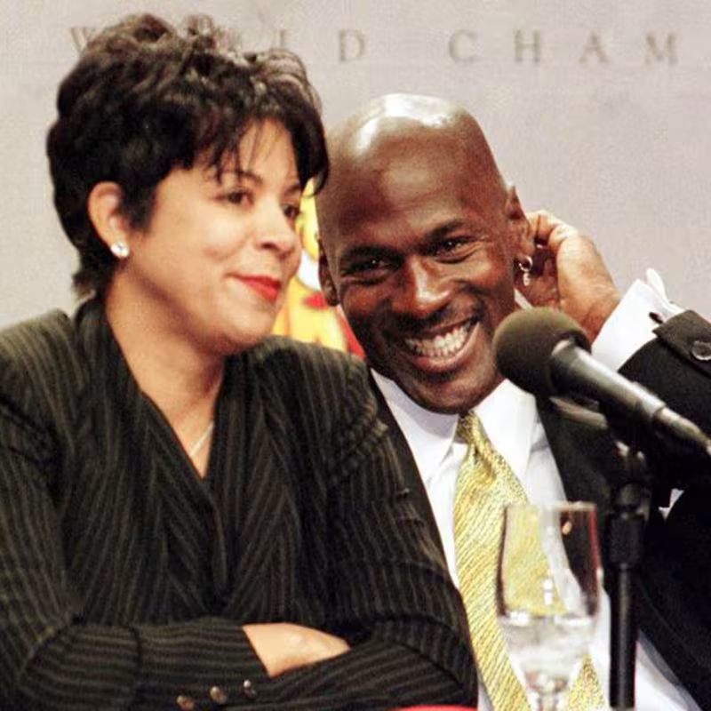 Michael Jordan y su exesposa Juanita Vanoy, en una rueda de prensa