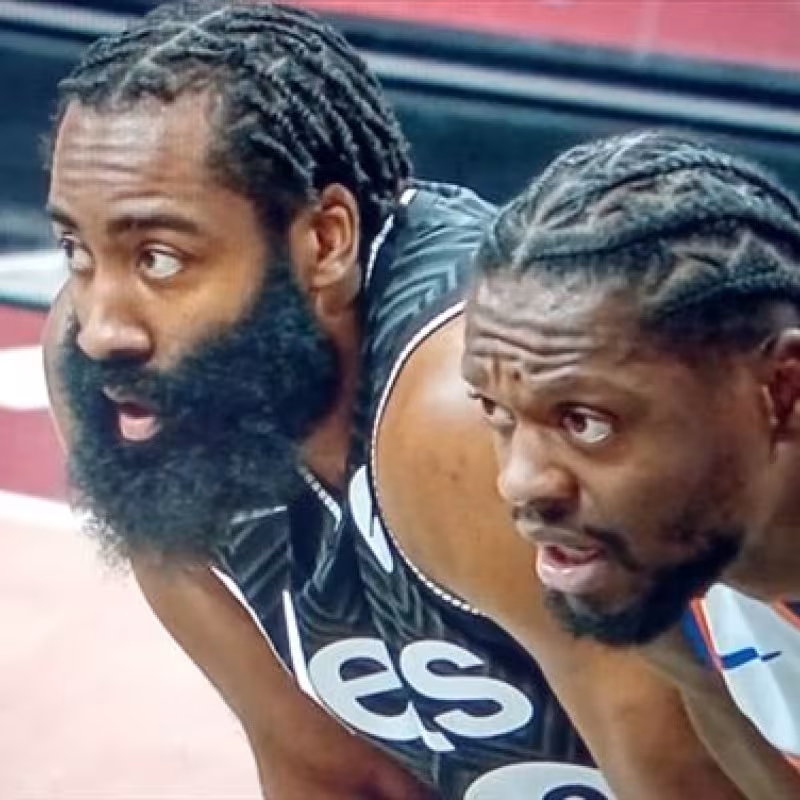 Julius Randle, junto a James Harden. 