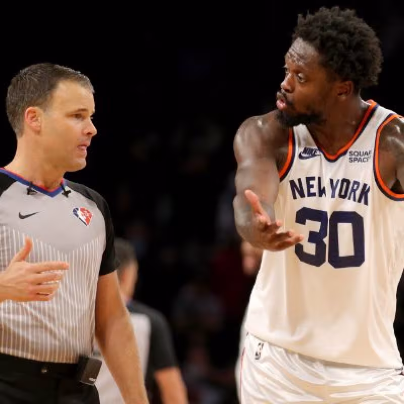 Julius Randle se queja amargamente del arbitraje