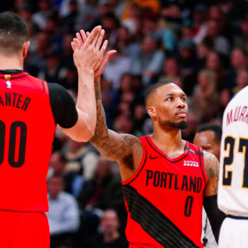 Lillard y Kanter celebran una canasta ante Murray.