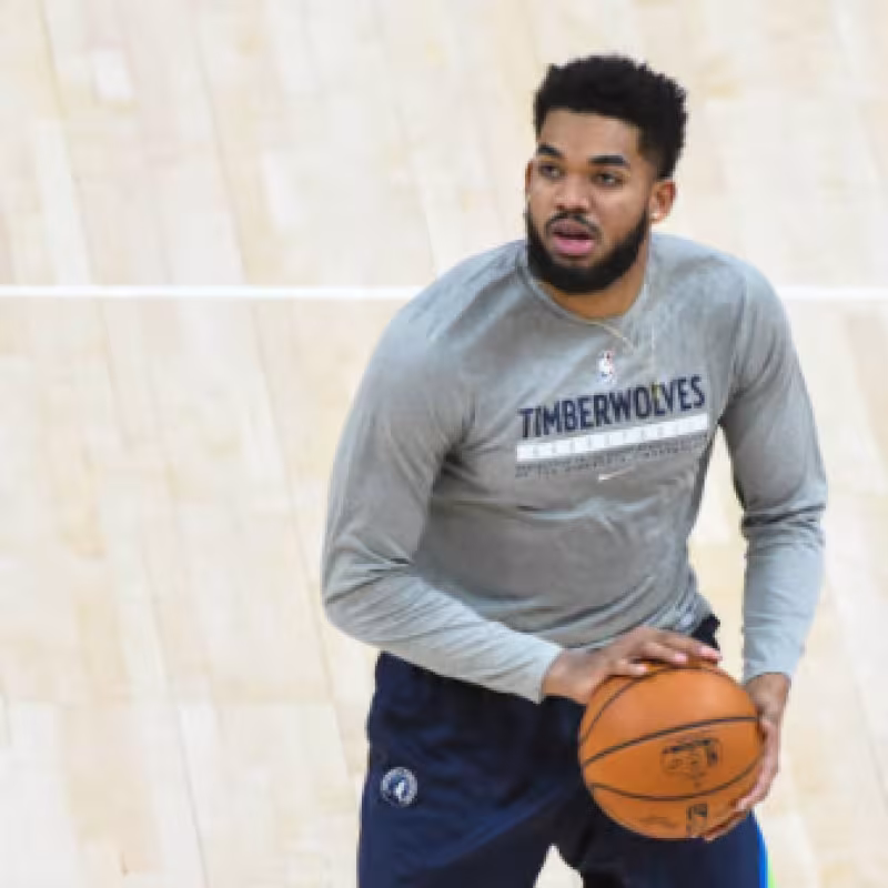 Towns se perderá varios partidos por una dislocación en su muñeca izquierda