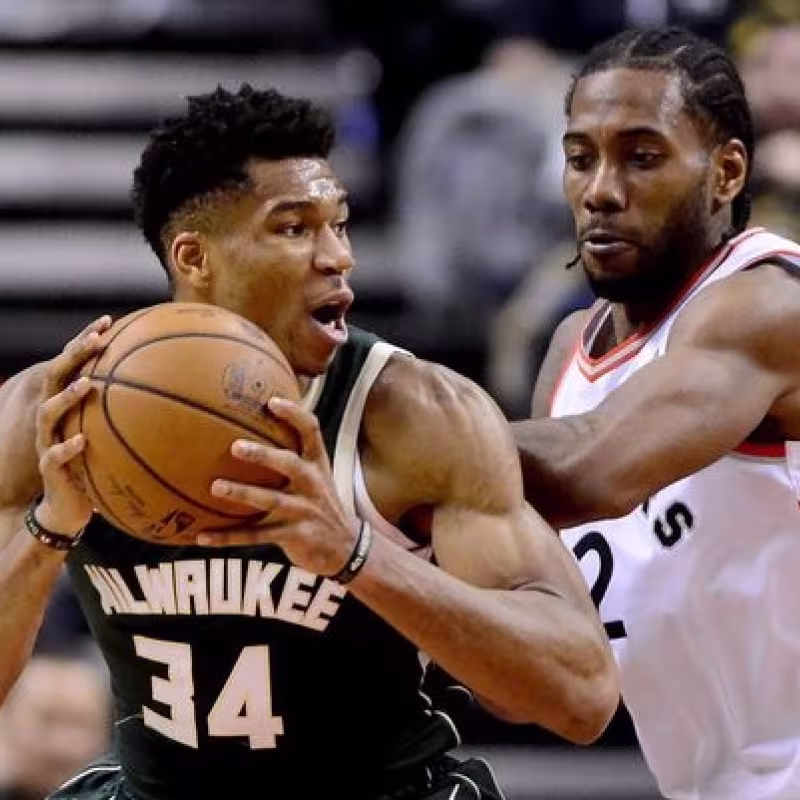 Kawhi Leonard y Giannis Antetokounmpo durante las Finales de Conferencia.