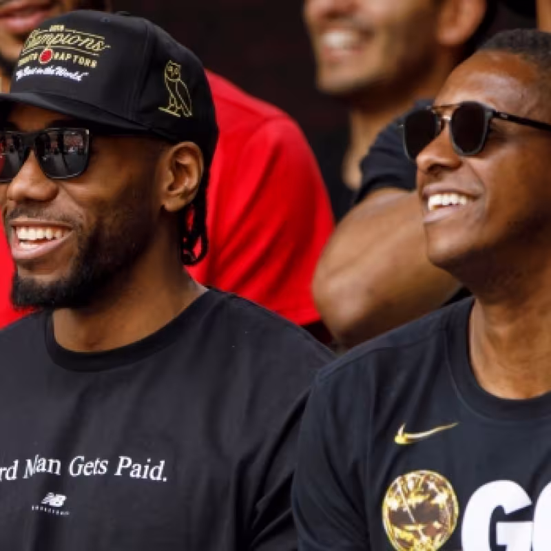Kawhi Leonard y Masai Ujiri | Foto: getty images