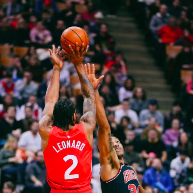 Kawhi Leonard mete 27 puntos en el triunfo de los Raptors ante los Bulls