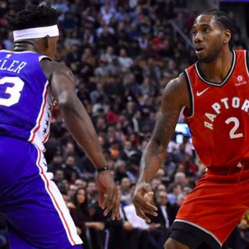 Kawhi Leonard, ante Jimmy Butler, en un Raptors-Sixers.
