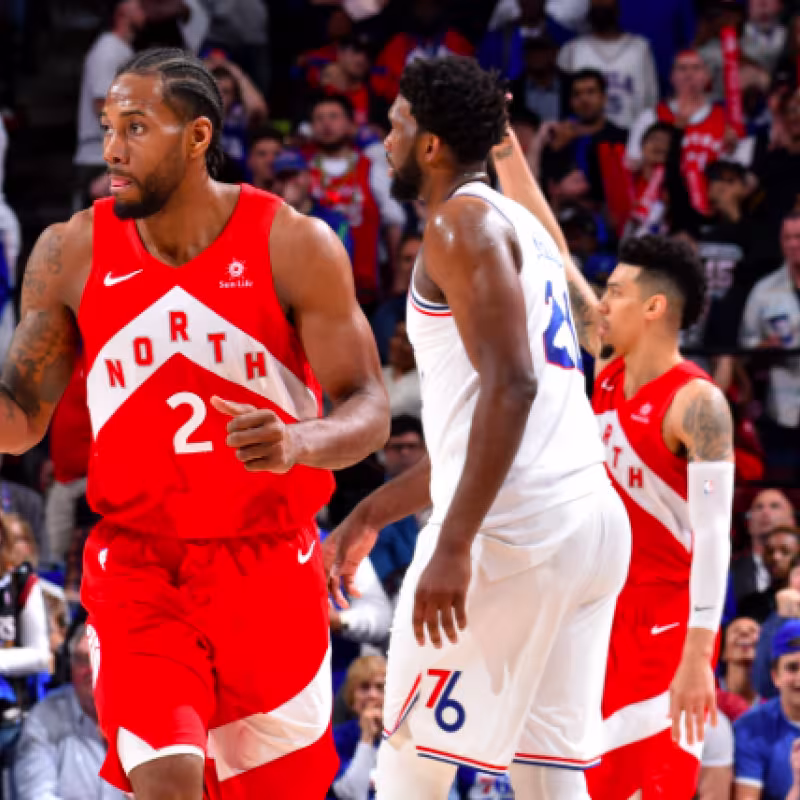 Kawhi Leonard y Joel Embiid viendo si el último tiro entraba.