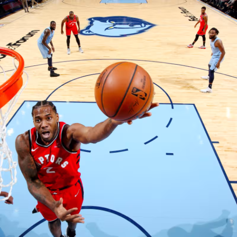 Kawhi Leonard, entrando a canasta.