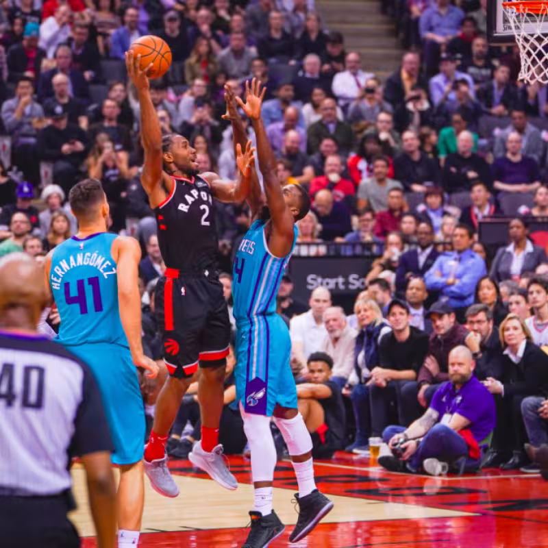 Leonard lidera el pleno de los Raptors ante los Hornets de un buen Willy Hernangómez