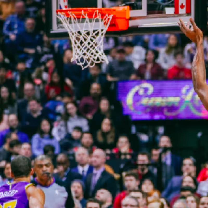 Kawhi Leonard lanza sin oposición ante Utah Jazz.