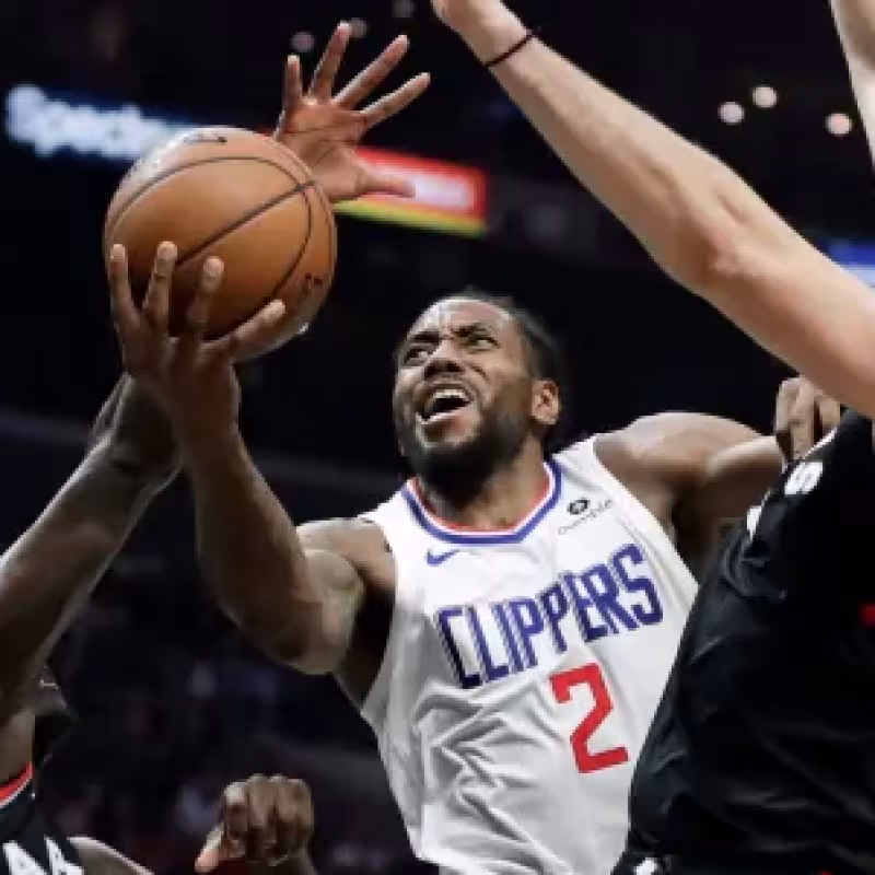 Marc Gasol intenta taponar una entrada a canasta de su excompañero Kawhi Leonard en un Clippers-Raptors.