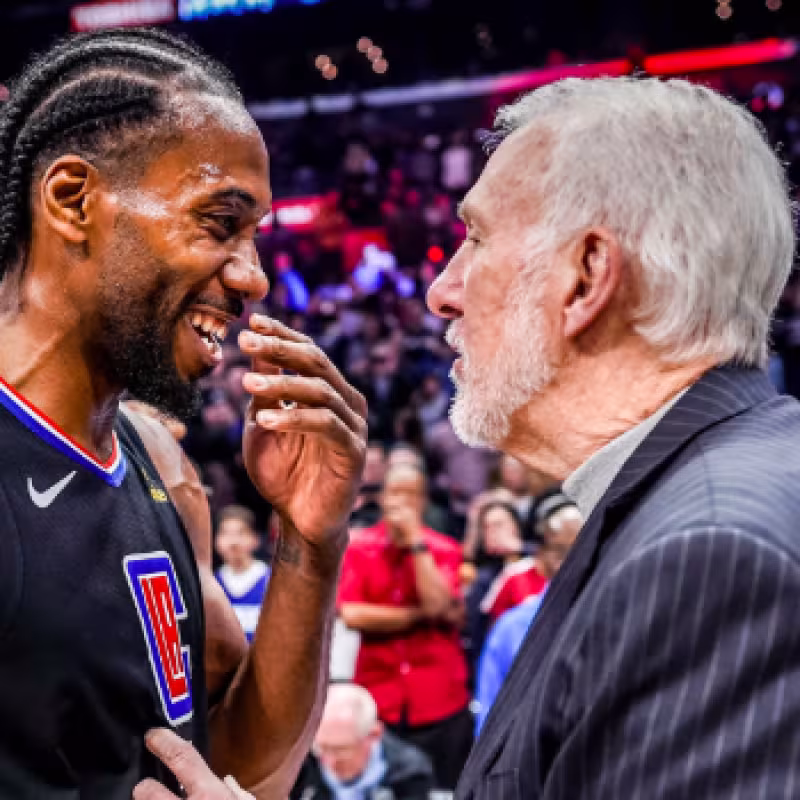 Kawhi Leonard, junto a Gregg Popovich.