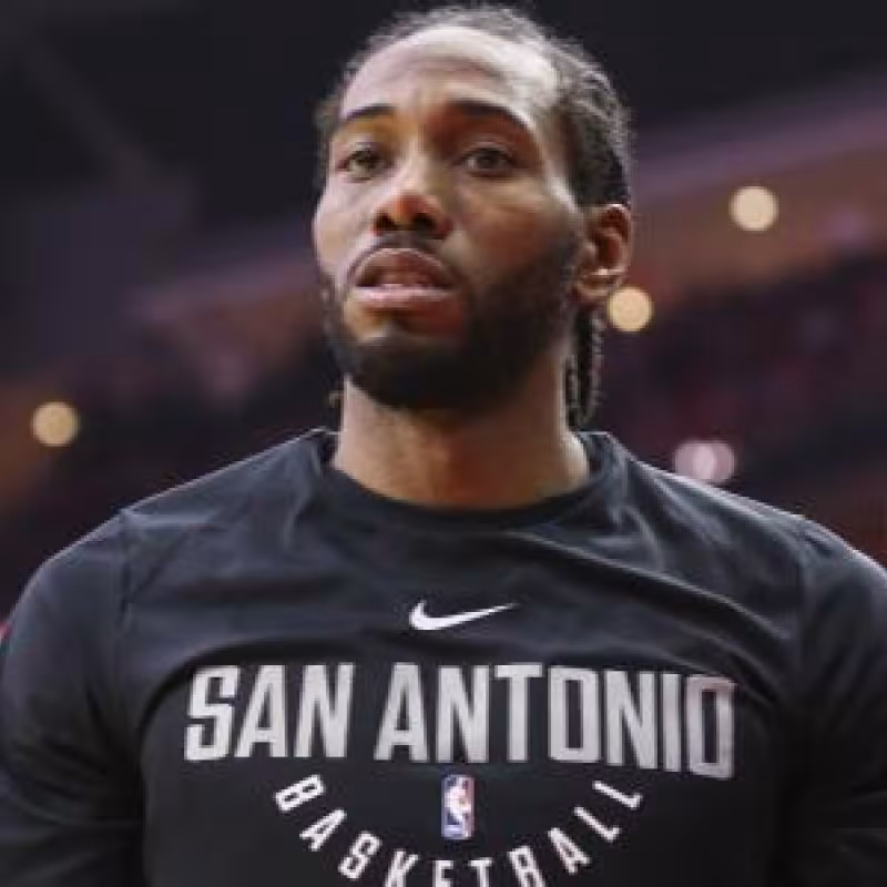 Kawhi Leonard, con la camiseta de los Spurs.