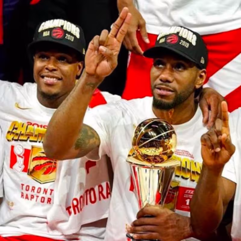 Kawhi Leonard, con sus compañeros, celebrando el anillo.