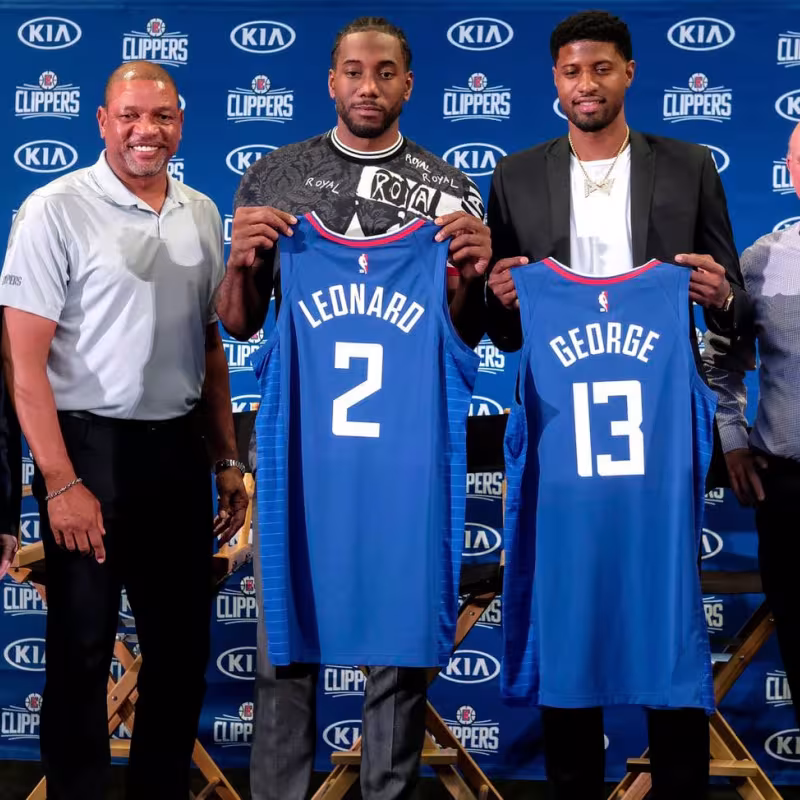 Leonard y George conocen cuando regresan a sus antiguas casa. Foto: Clippers