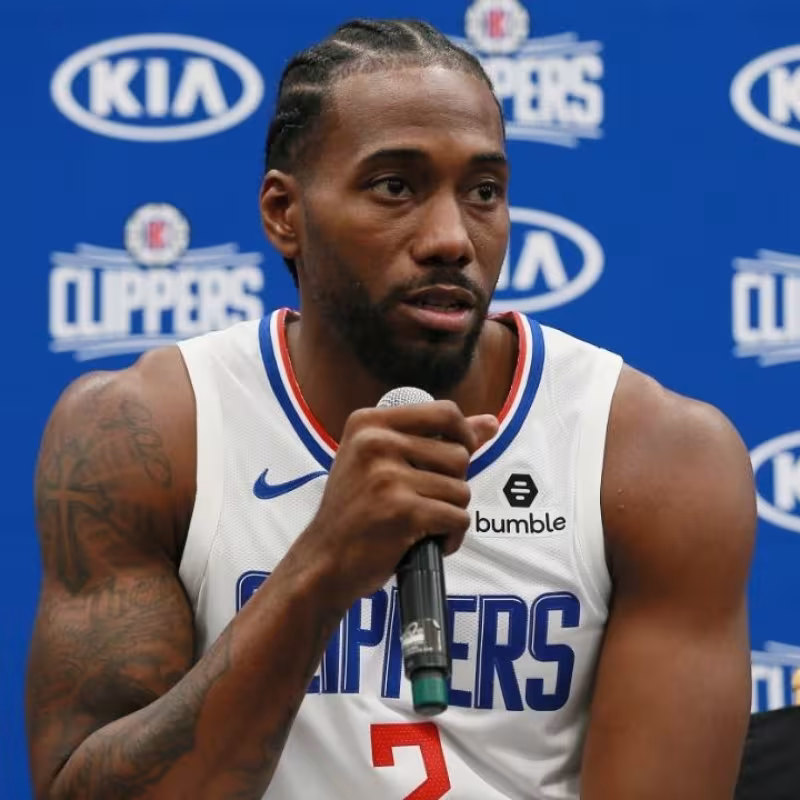 Kawhi Leonard en una rueda de prensa con Los Angeles Clippers.